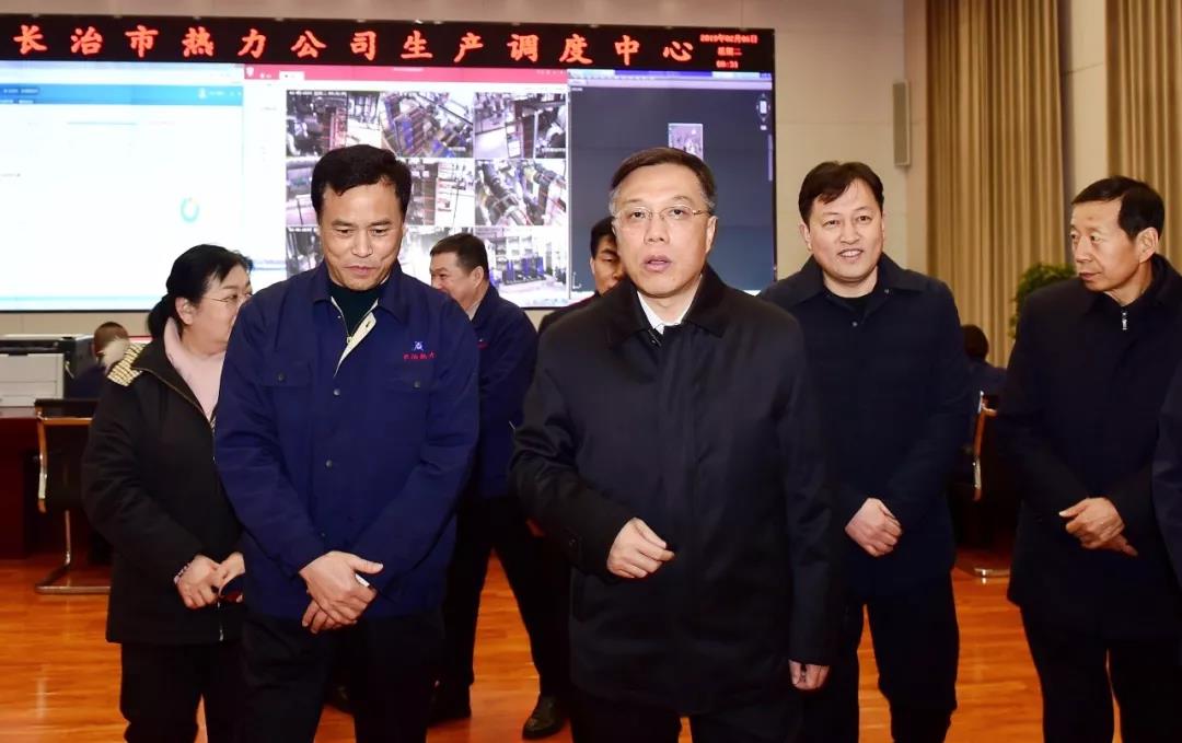 市委副書(shū)記、市長(zhǎng)楊勤榮一行走進(jìn)供熱公司，親切看望春節(jié)期間堅(jiān)守崗位的供熱職工，向他們致以新春的祝福和誠(chéng)摯謝意。